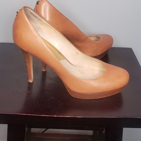 MK Leather Pumps - Picture 3 of 4